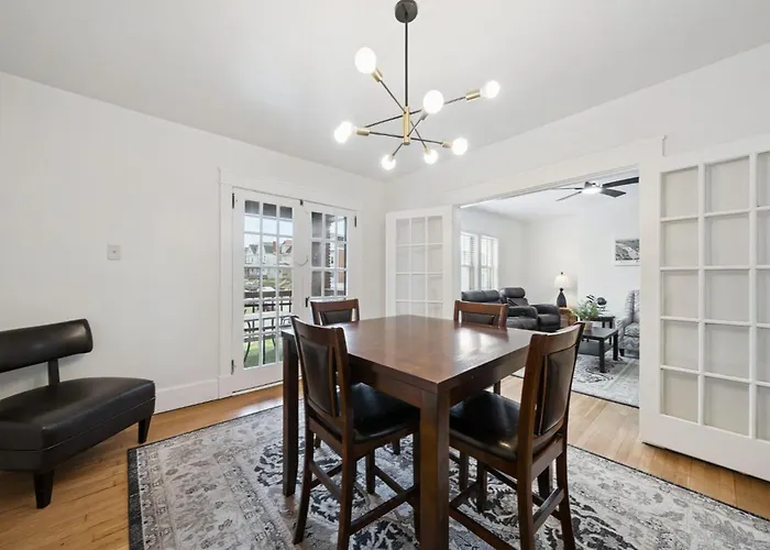 Comfy And Spacious 3 Bedroom - Easy Access Apartment