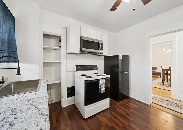 Comfy And Spacious 3 Bedroom - Easy Access *